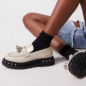 EXCELLENT FREE PEOPLE TEAGAN TASSEL LOAFERS, CREAM, SIZE 9